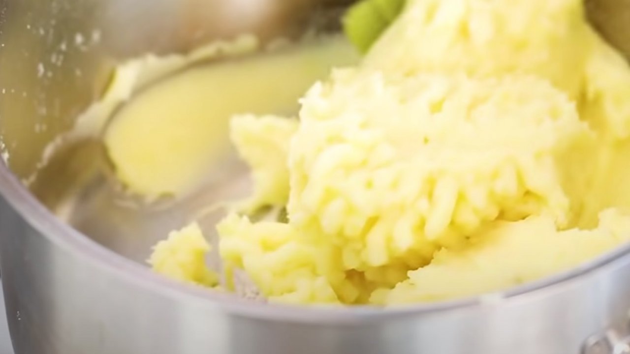 Dağılmayan ve Kuru olmayan Patates Püresi Nasıl Yapılır?