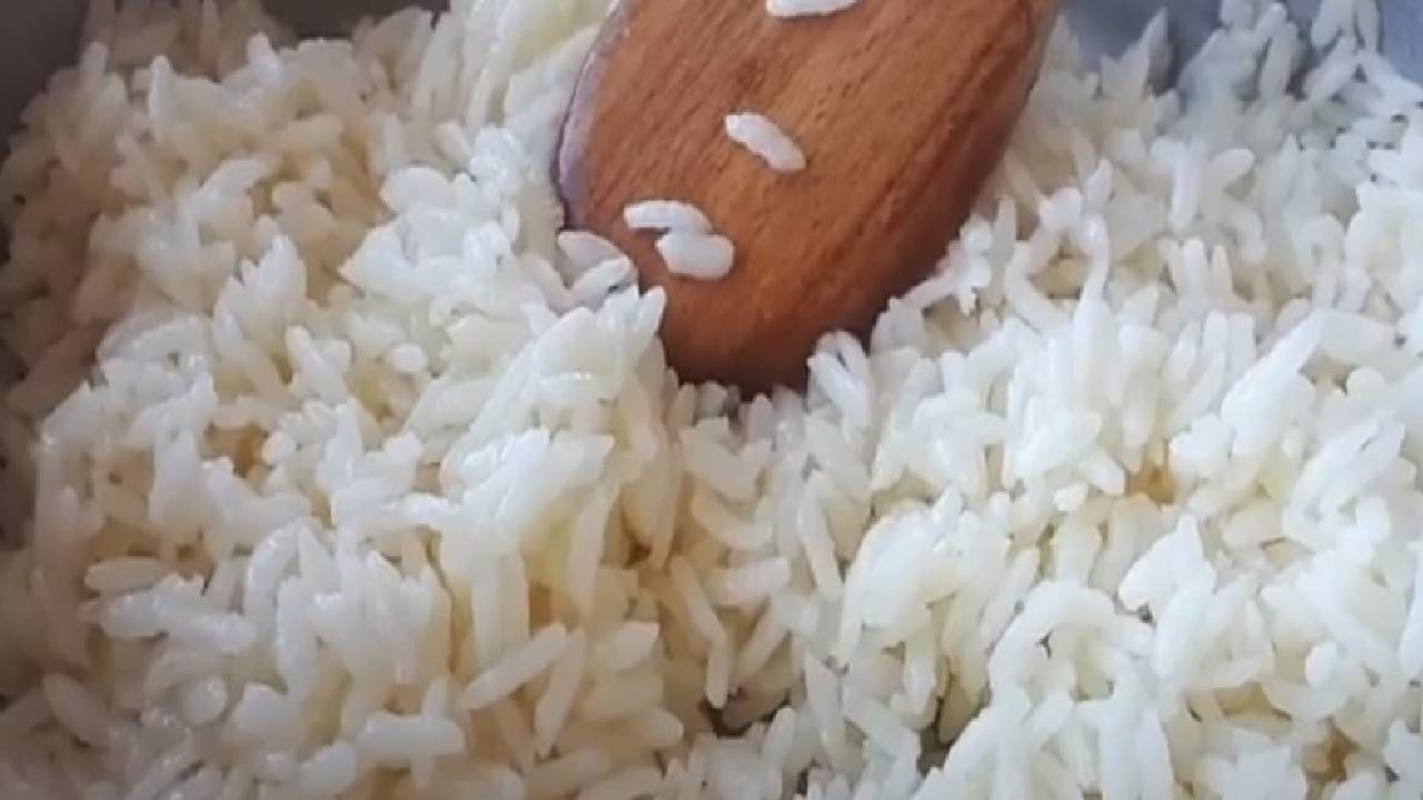 Tane Tane Dökülen Hiç Lapa Olmayan Sade Pirinç Pilavı Tarifi