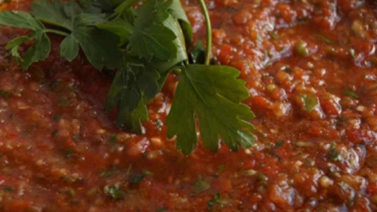 Kebapçı Usulü Ezme Sevenlere Tam Ölçülü Ezme Salata Tarifi