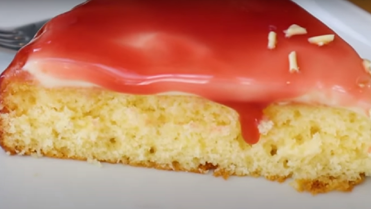 2 Yumurtayla Hazırlanan Vişne Soslu Pamuk Prenses Pasta Tarifi