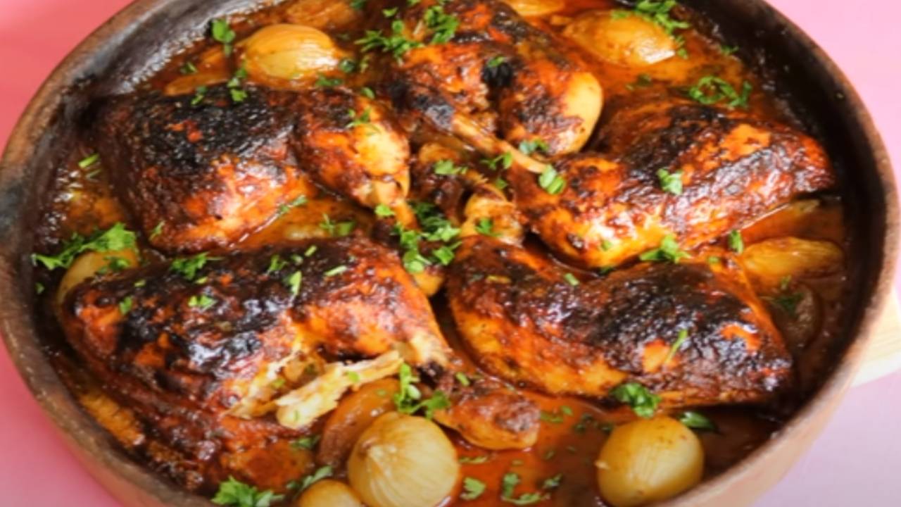 Hiç Su Koymadan Tandır Lezzetinde Pişiyor! İşte Güveç Tepside Tavuk Tarifi