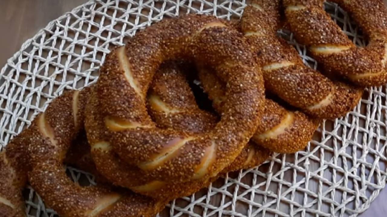 Adeta Taş Fırında Pişmiş Gibi Oluyor! İşte Gevrek Sokak Simidi Tarifi