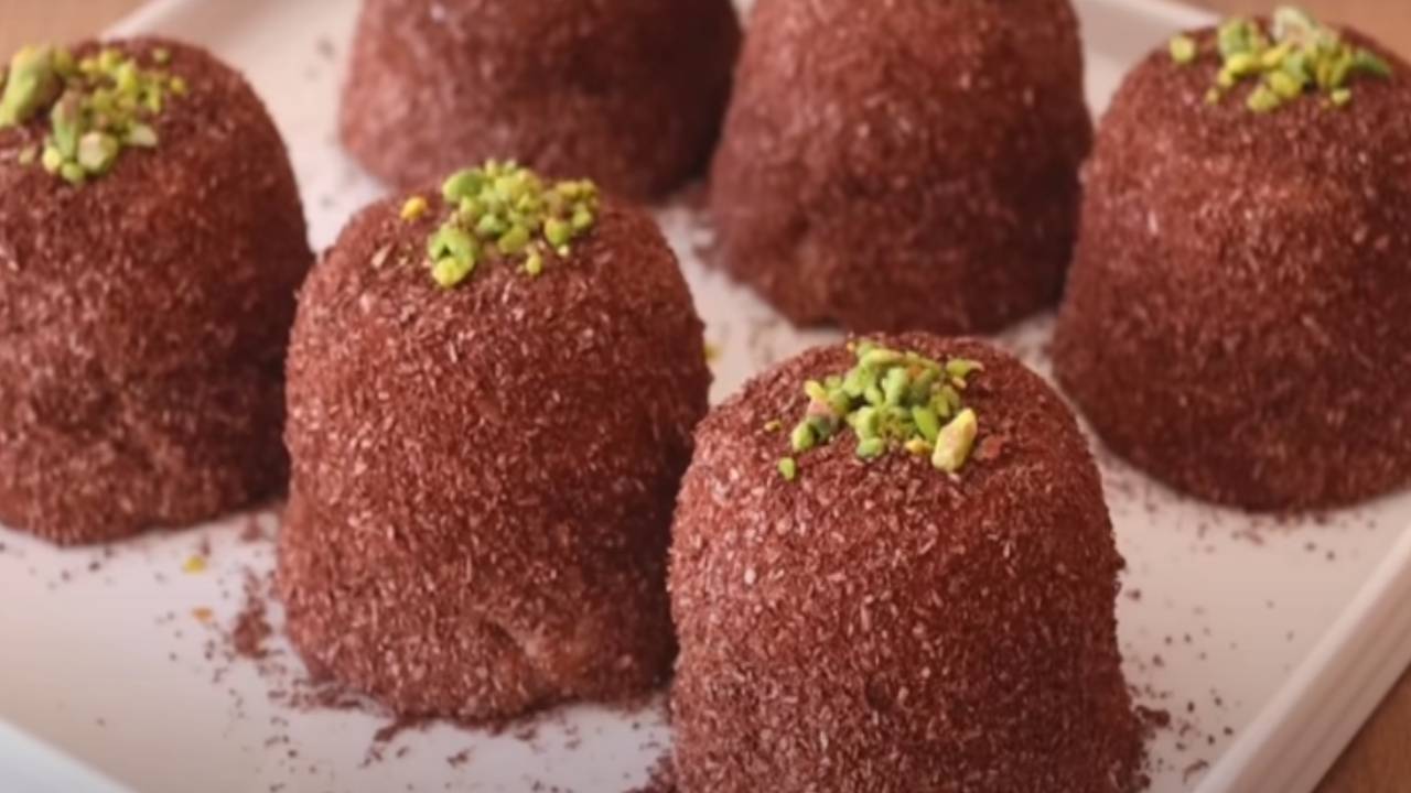 Fırınsız Sütlü Tatlı İsteyenlere! İşte Hafifliği Dillere Destan Süprizli Fincan Tatlısı Tarifi