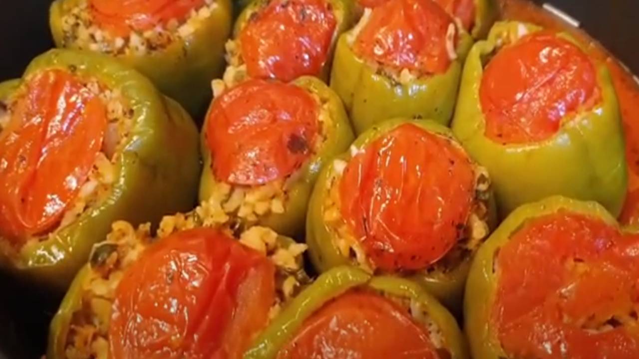Tam Kıvamında Dağılmadan Lokum Gibi Pişiyor! Anne Usulü Etli Biber Dolması Tarifi