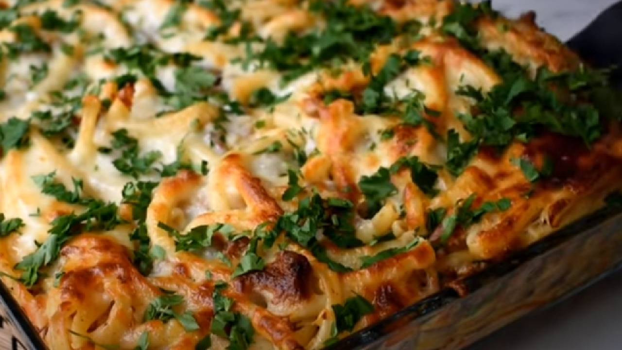 Makarna ile Yapılan Değişik Bir Yemek Arayanlara: Fırında Kıymalı Makarna Tarifi