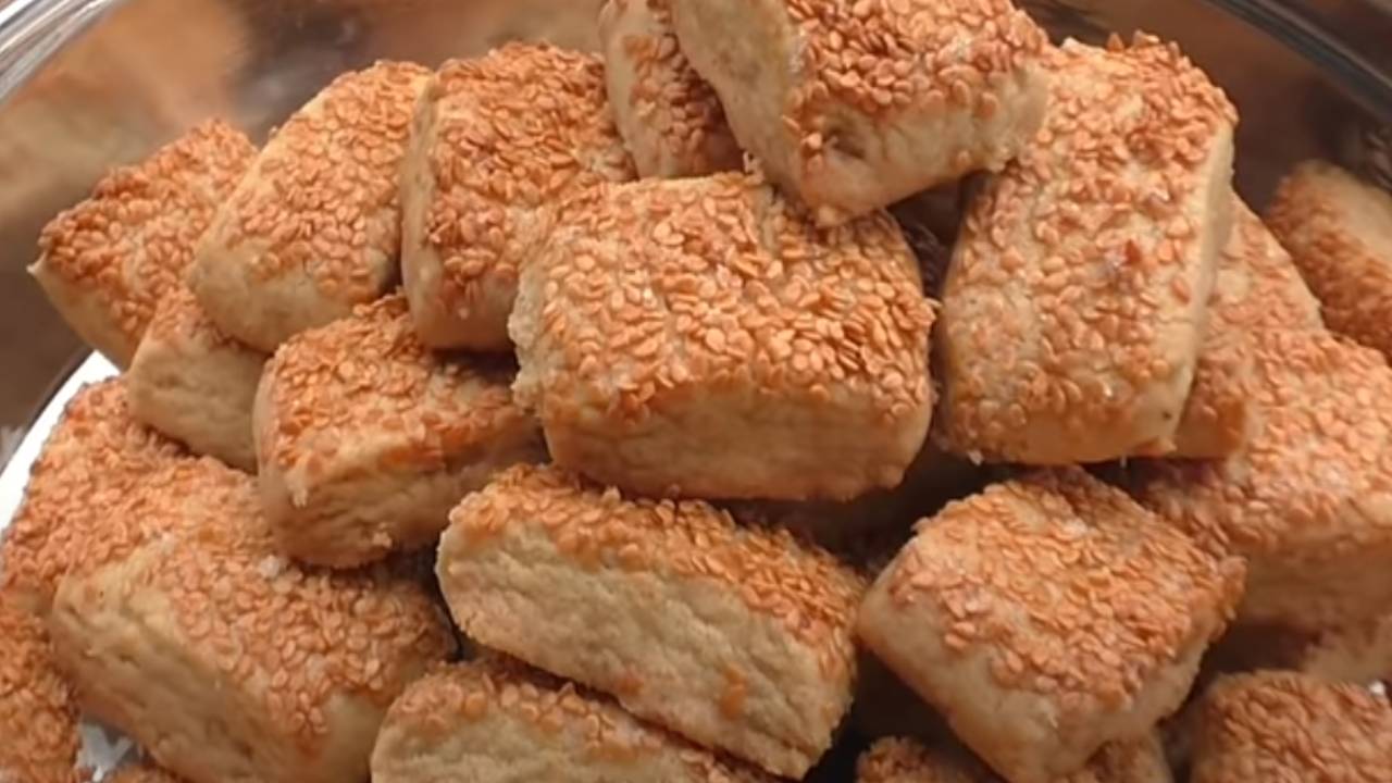 Bayatlamayan Tuzlu Kurabiye Arayanlara: Kıyır Kıyır Tahinli Susamlı Kurabiye Tarifi