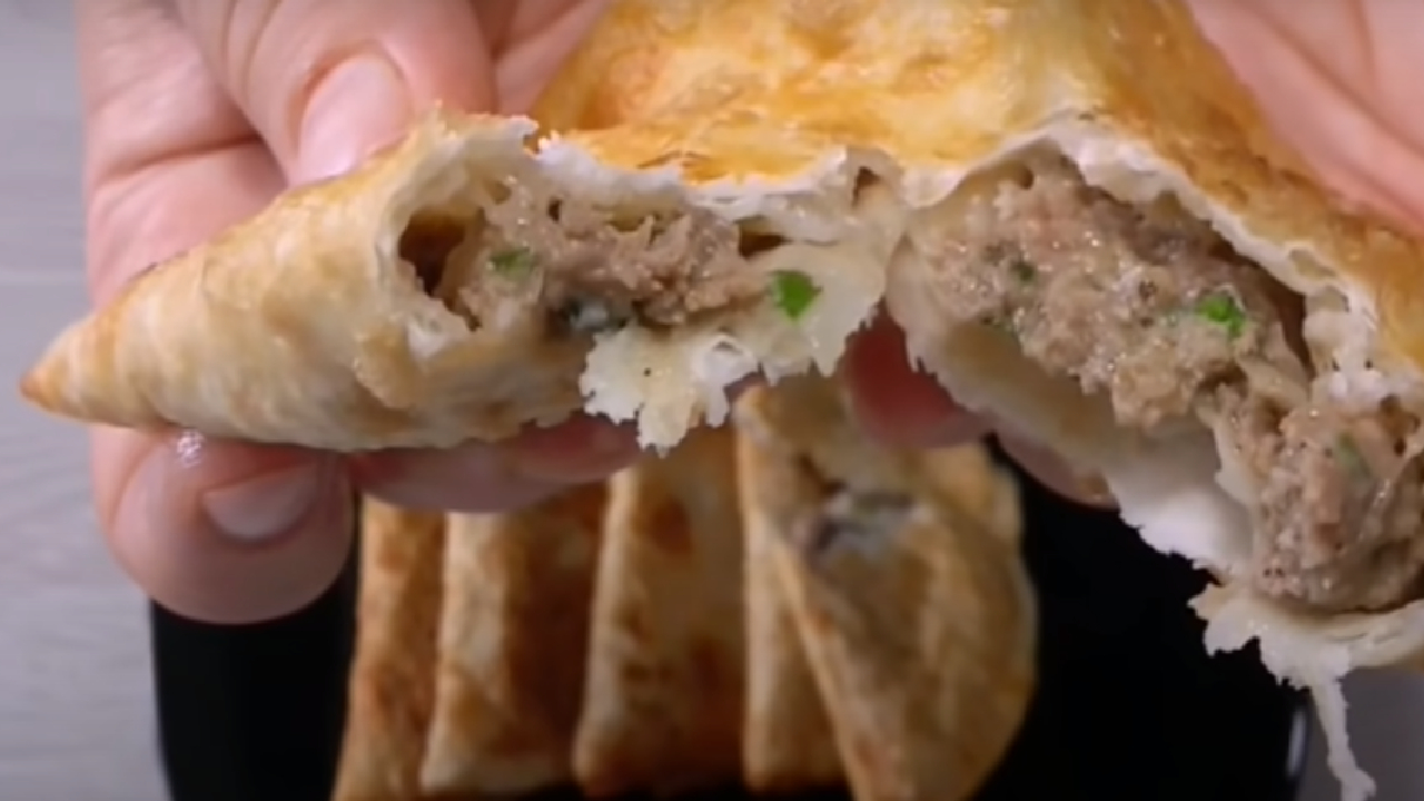 Puf Puf Kabarıyor! Pratiklikte Sınır Tanımayanlara Hazır Yufkadan Çiğ Börek Tarifi