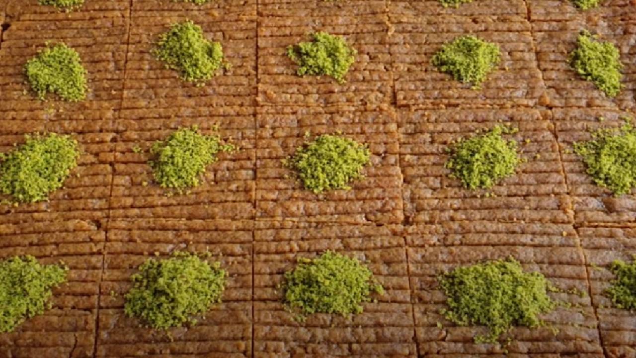 Lezzetinin Sırrı Şerbetindeki Pekmezde! İşte Tam Kıvamında Kıyır Kıyır Gerçek Nevzine Tatlısı Tarifi