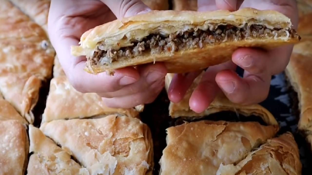 Kolay El Açması Börek Nasıl Yapılır? İşte 2 Bezeden Kıymalı Tepsi Böreği Tarifi