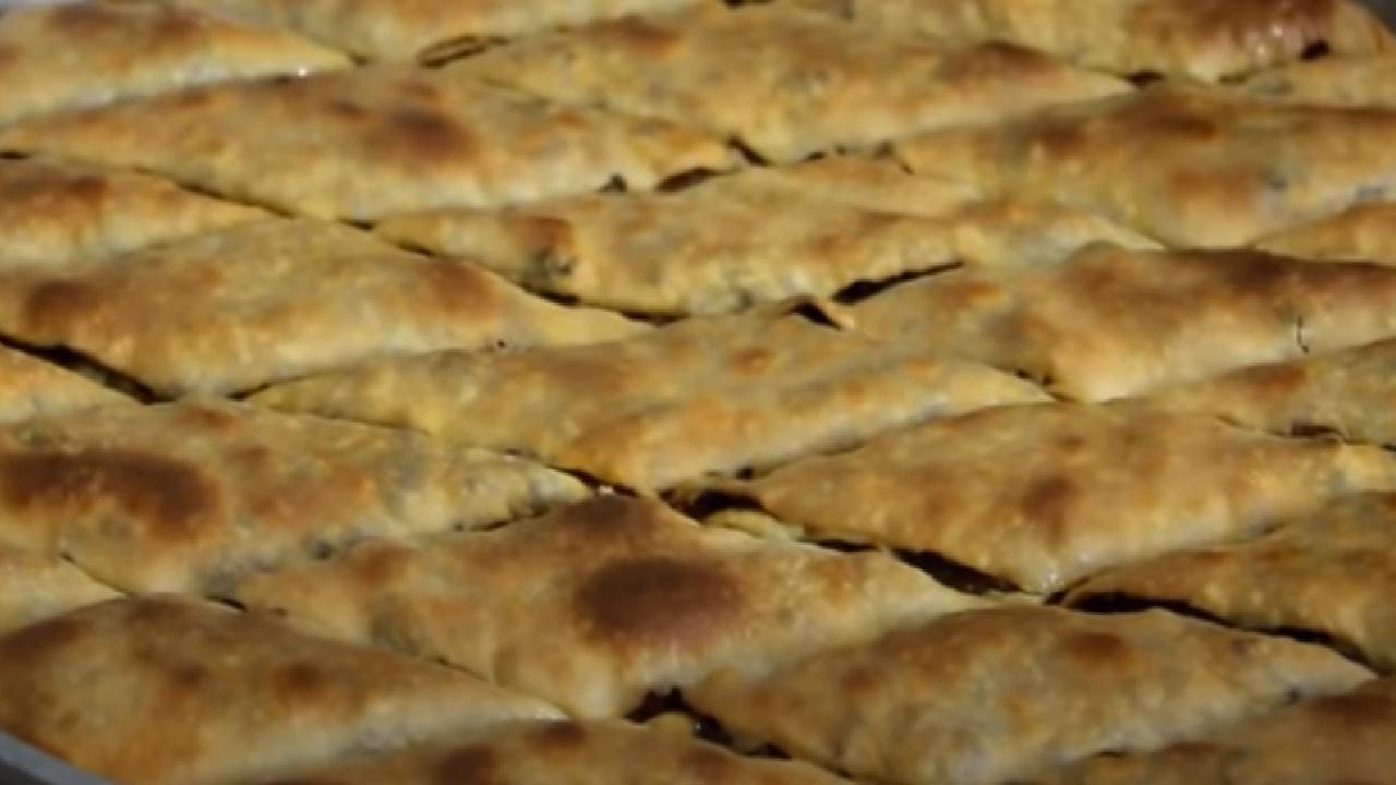 El Açması Mayasız Bol Soğanlı Kıymalı Kömbe Tarifi