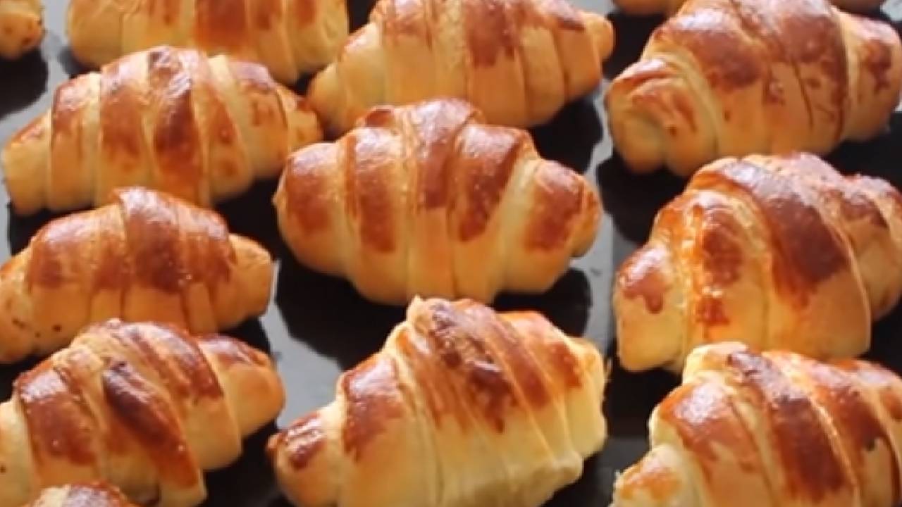 Anne Elinden Çıkmış Gibi Lezzetli Zeytin Ezmeli Katmer Poğaça Tarifi