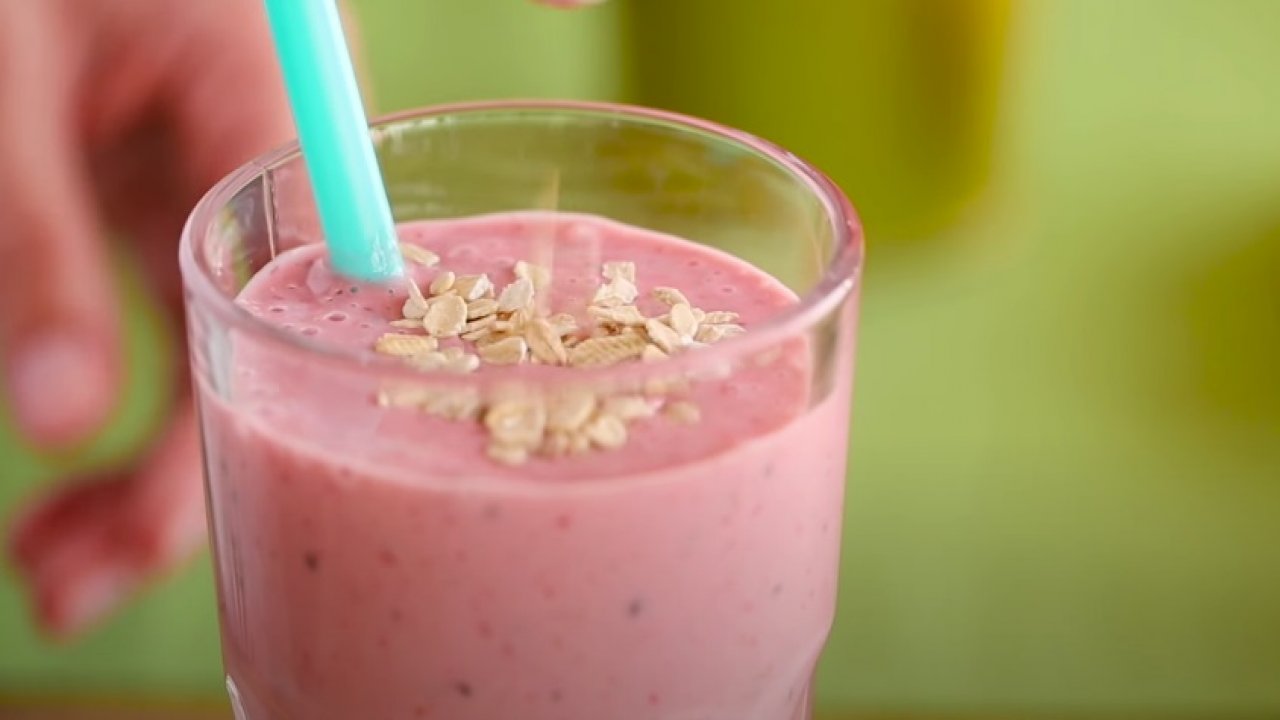 Bu tarifin sadece tadı değil etkisi de çok güzel cildi taptaze yapan smoothie tarifi