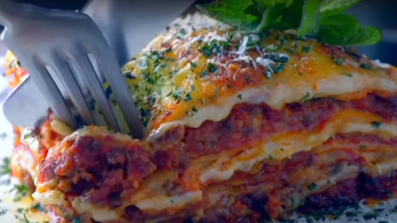 Her Katından Lezzet Fışkırıyor! Tüm Hileleriyle Çılgın Lazanya Tarifi