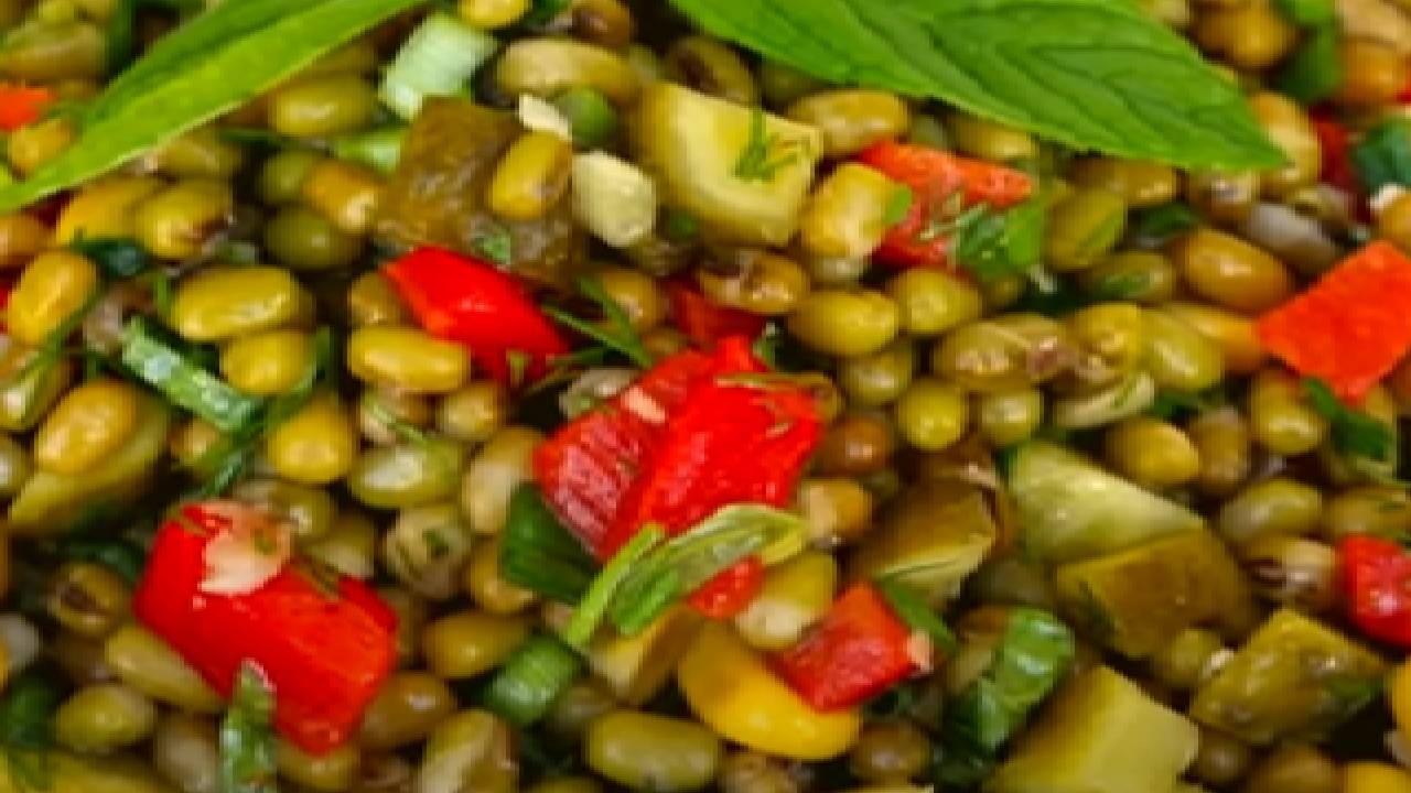 Hep Aynı Salataları Yemekten Sıkılanlara Doyurucu ve Sağlıklı Maş Fasülyesi Salatası Tarifi