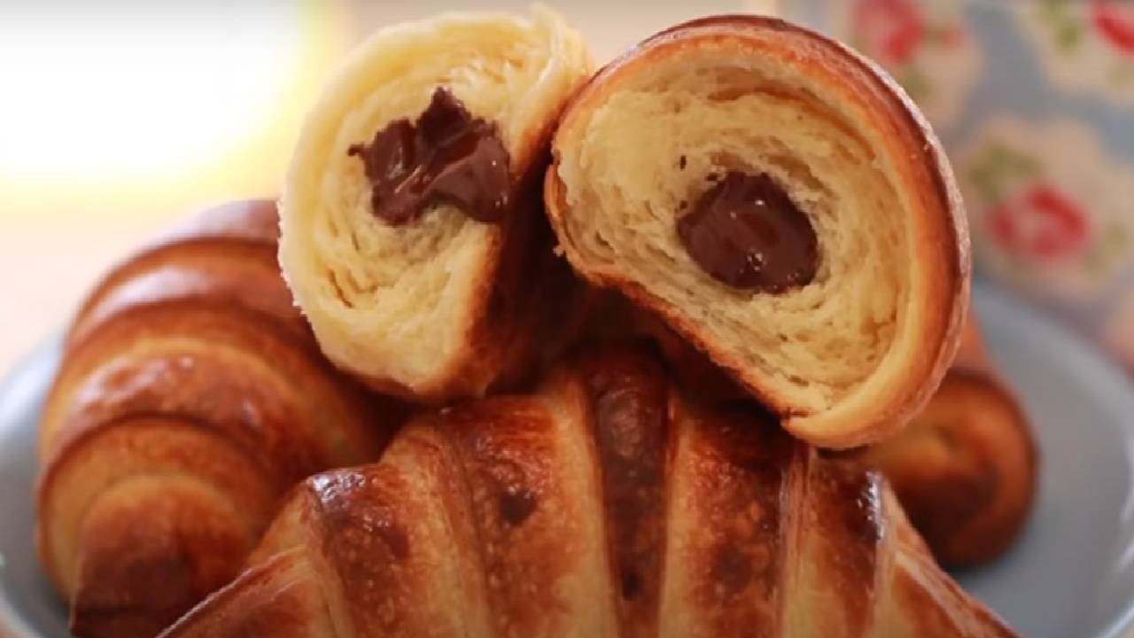 Bu Lezzet Parmak Isırtır! İşte Tam Tutan Çikolatalı Kruvasan Tarifi