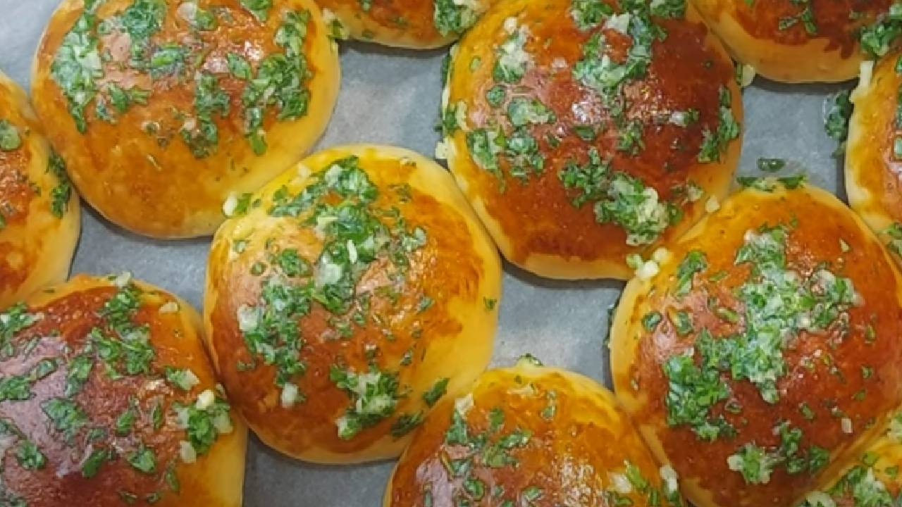 Bulut Gibi Yumuşacık Sarımsaklı Poğaça Tarifi