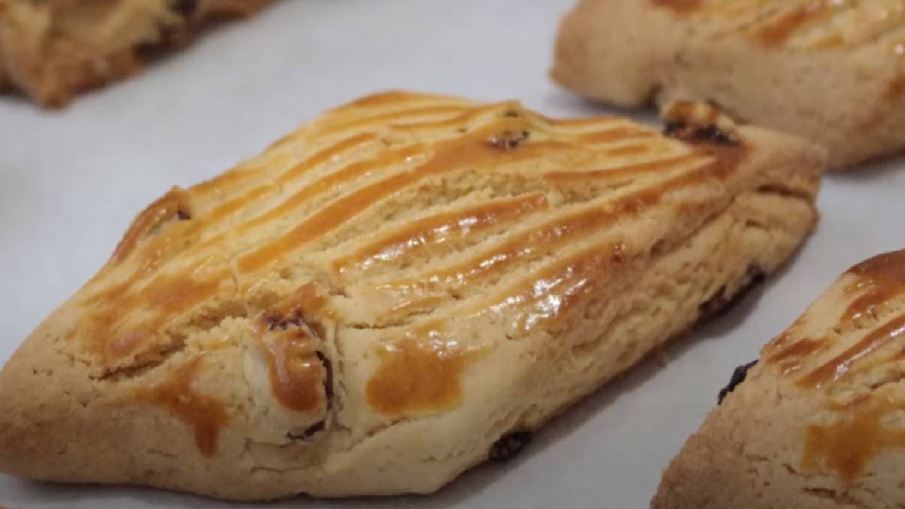 Her Isırıkta Tebessüm Ettiren Pastane Usulü Üzümlü Cevizli Kurabiye Tarifi