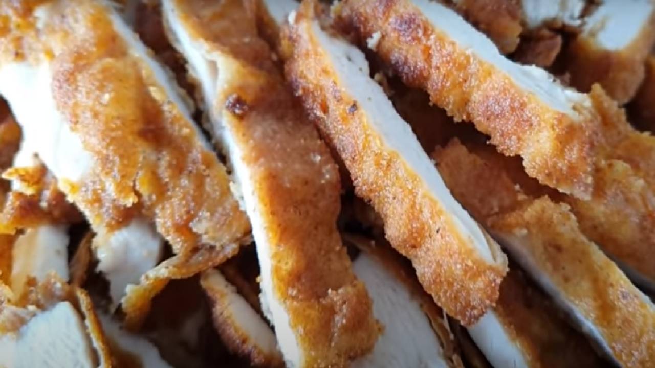 Sosundaki O Baharat Lezzetini Katlıyor! İşte Evde Çıtır Tavuk Şinitzel Tarifi