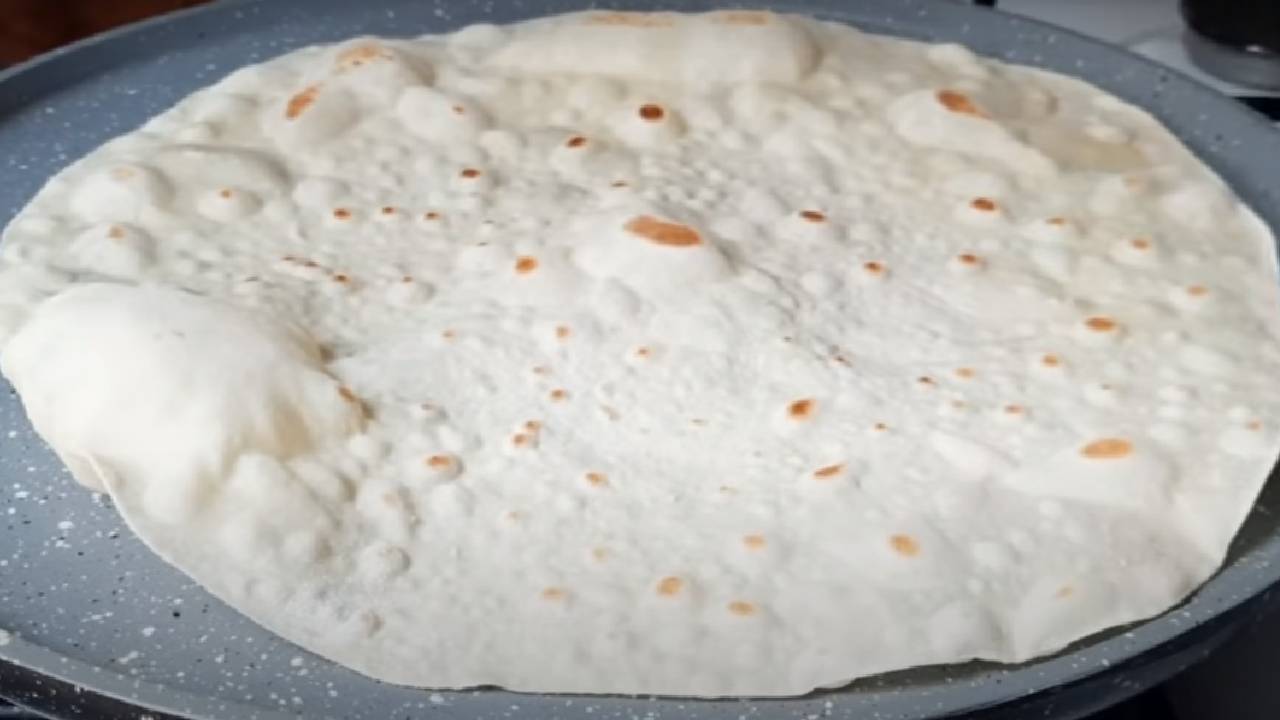 Sadece 3 Malzemeyle Pamuk Gibi Lavaş Yapmak İsteyenler: İşte Ders Niteliğinde Videolu Lavaş Tarifi