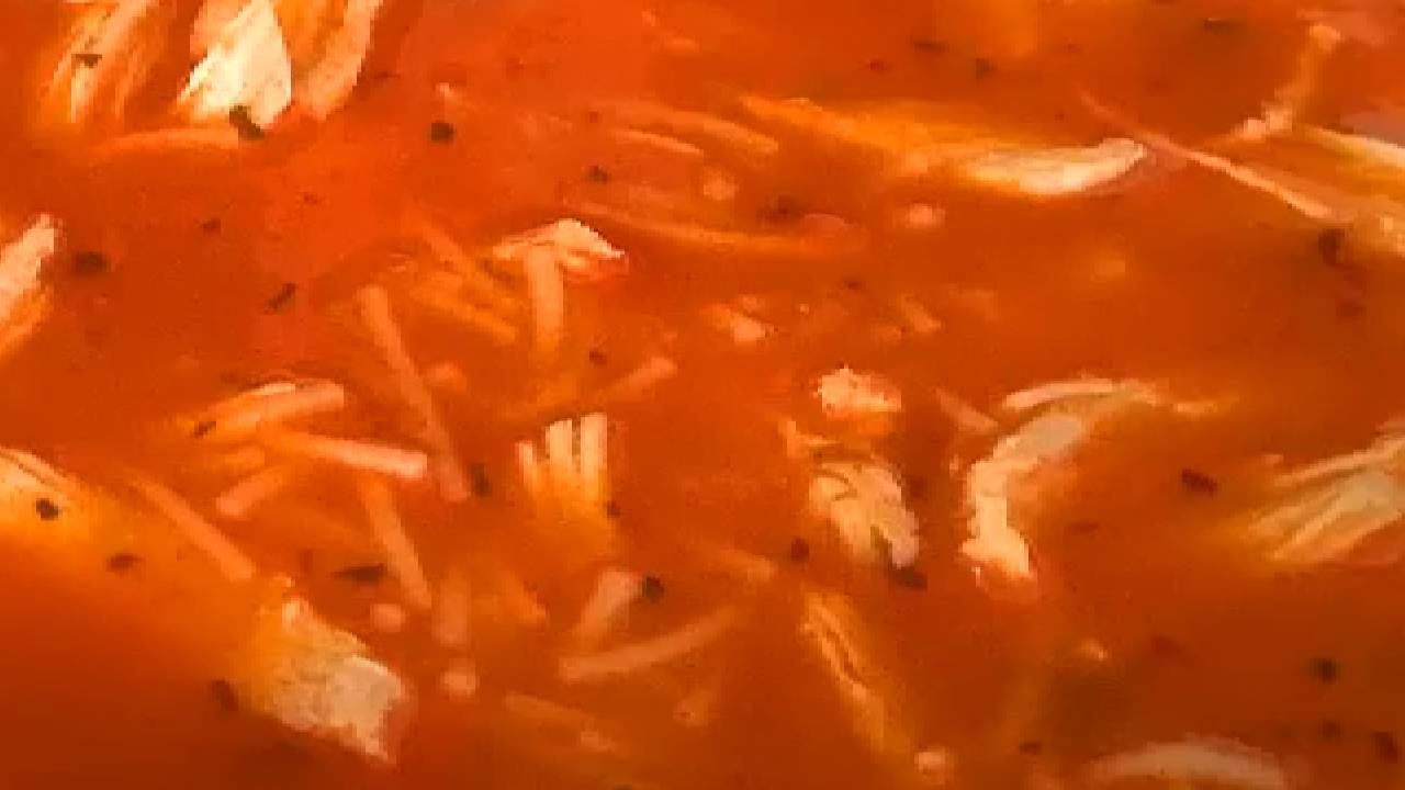 Besleyici ve Lezzetli Tavuk Suyuna Domates Çorbası Tarifi
