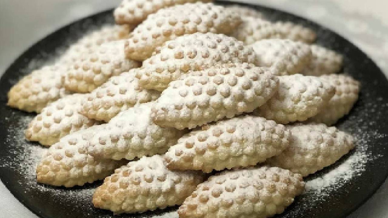 Ağızda Dağılan Kıyır Kıyır Elmalı Kurabiye Tarifi