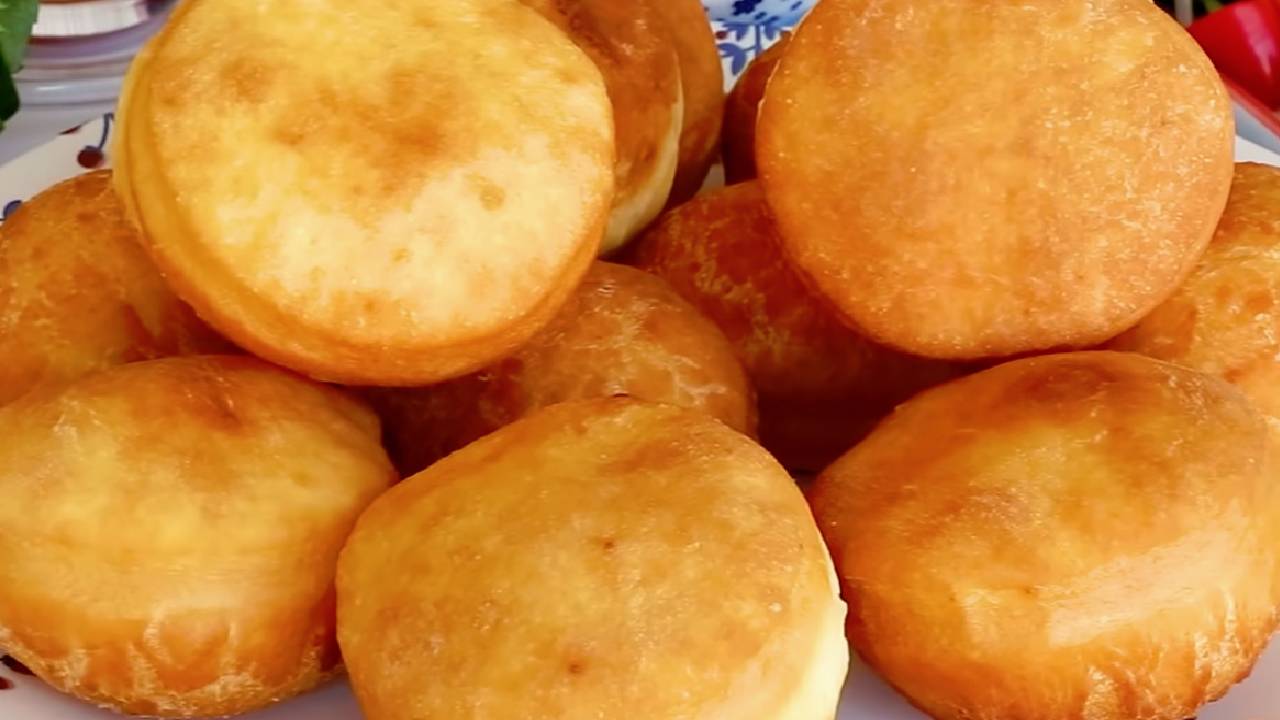 Kahvaltıya ne yapsam diyenlere şipşak hazırlanan yağ çekmeyen mayasız hamur kızartması tarifi