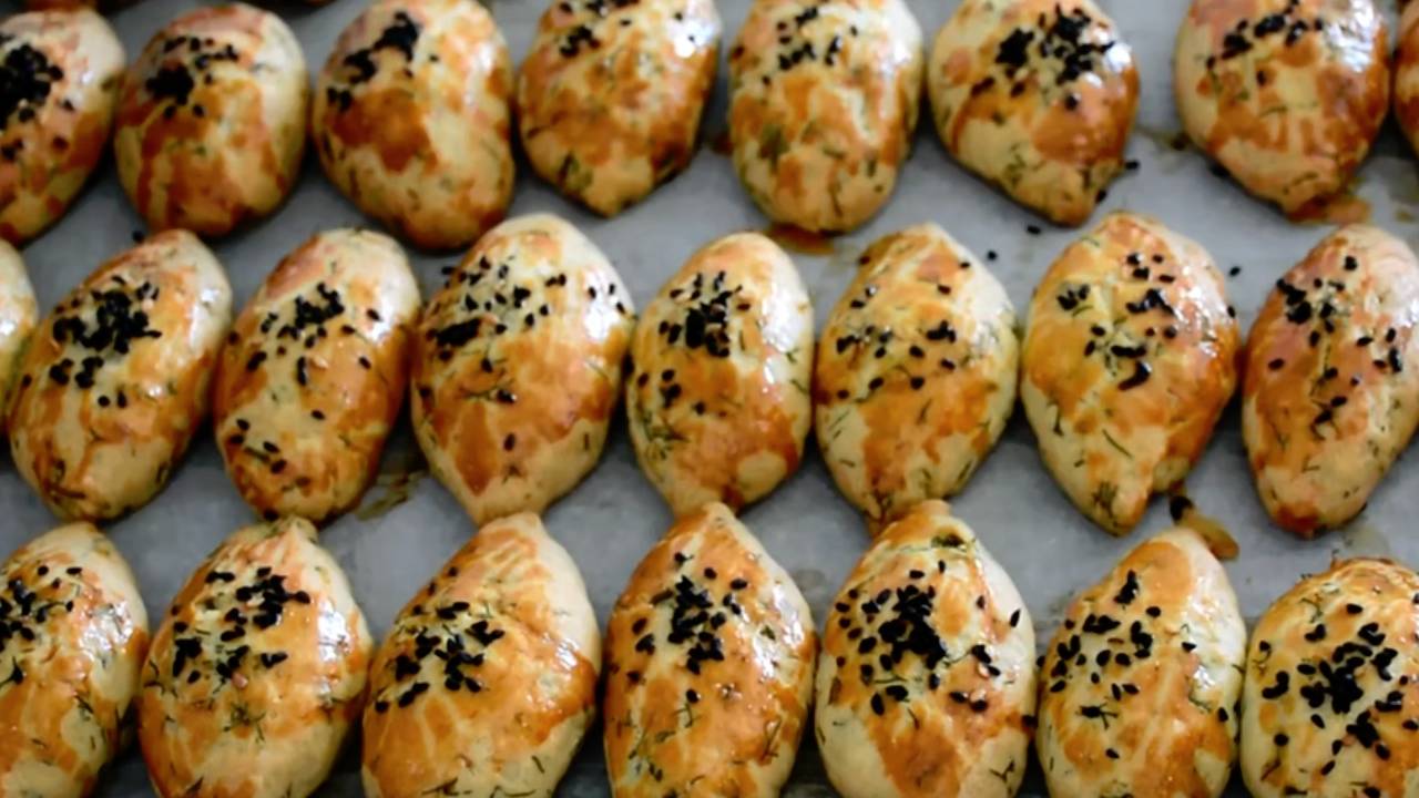 Ağızda Dağılan Mayasız Peynirli Dereotlu Poğaça Nasıl Yapılır?