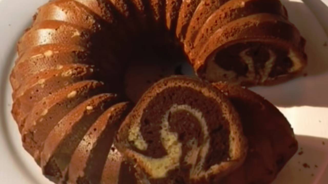 Çayın Yanına Pratik Bir Şeyler Arayanlara: Yumuşacık Pamuk Gibi İki Renkli Kek Tarifi