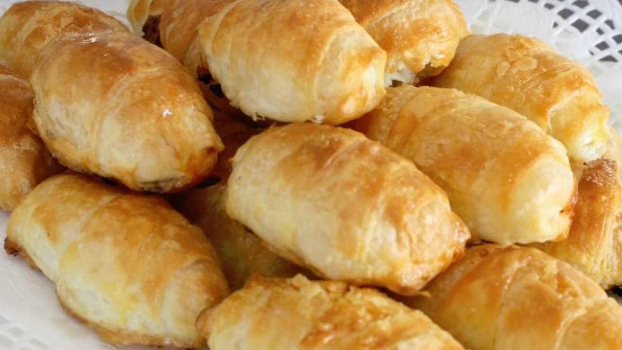 Artan Yumurta Aklarını Kullanarak Yapacağınız Kabardıkça Kabaran Puf Börek Tarifi