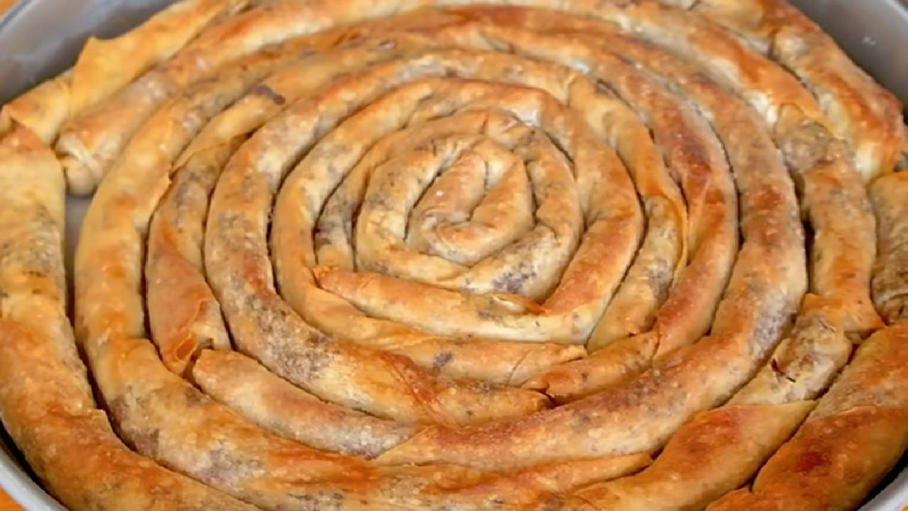 Kolay Tarifli Patatesli Kıymalı Dolama Böreği