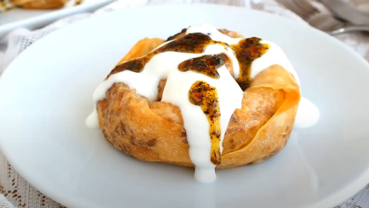 Yoğurdu da var sosu da! İşte ağzınızı açıkta bırakacak mantı tarifi