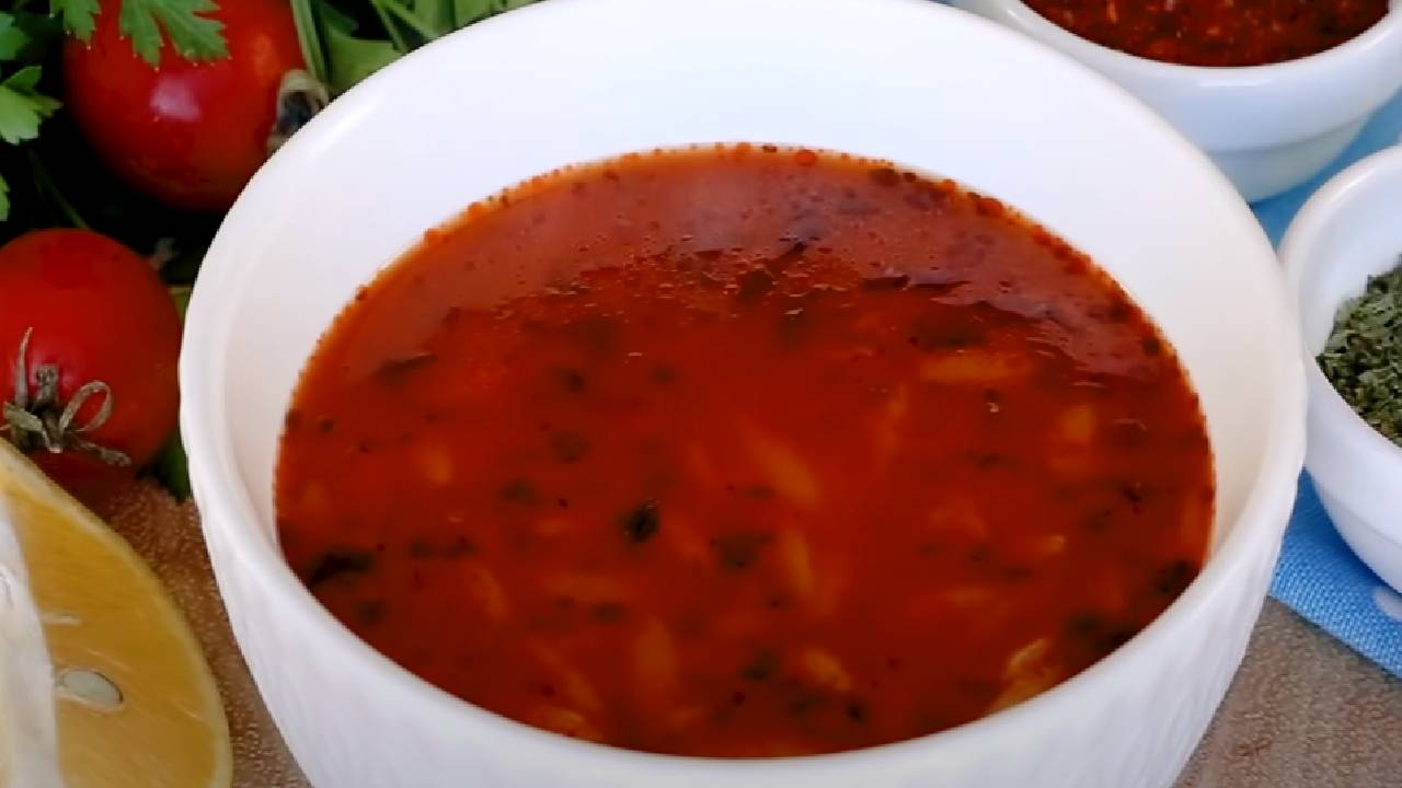 20 dakikada sofrada! Konservelik domatesten tam kıvamında şehriye çorbası tarifi