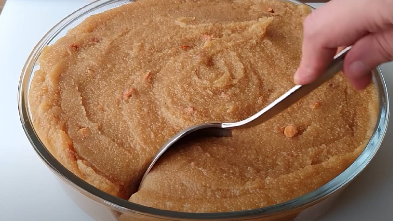 Bir de böyle deneyin, tutmama şansı bile yok! İşte unlu irmik helvası tarifi