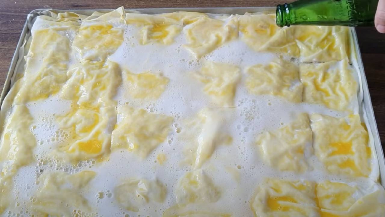 Hazır yufkadan fırında sodalı su böreği nasıl yapılır?