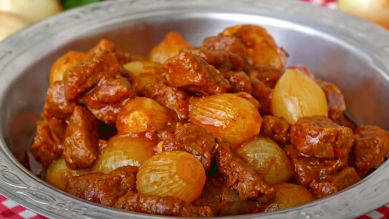 Kış sofralarına lokum gibi bir lezzet! Antep usulü etli soğan yahnisi nasıl yapılır?