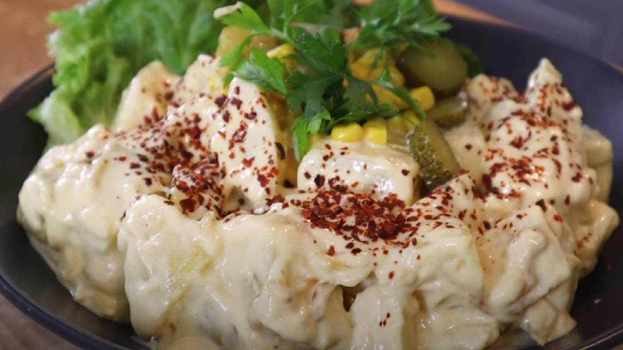 Et yemeklerinin yanına çok yakışıyor: Hardal soslu patates salatası tarifi