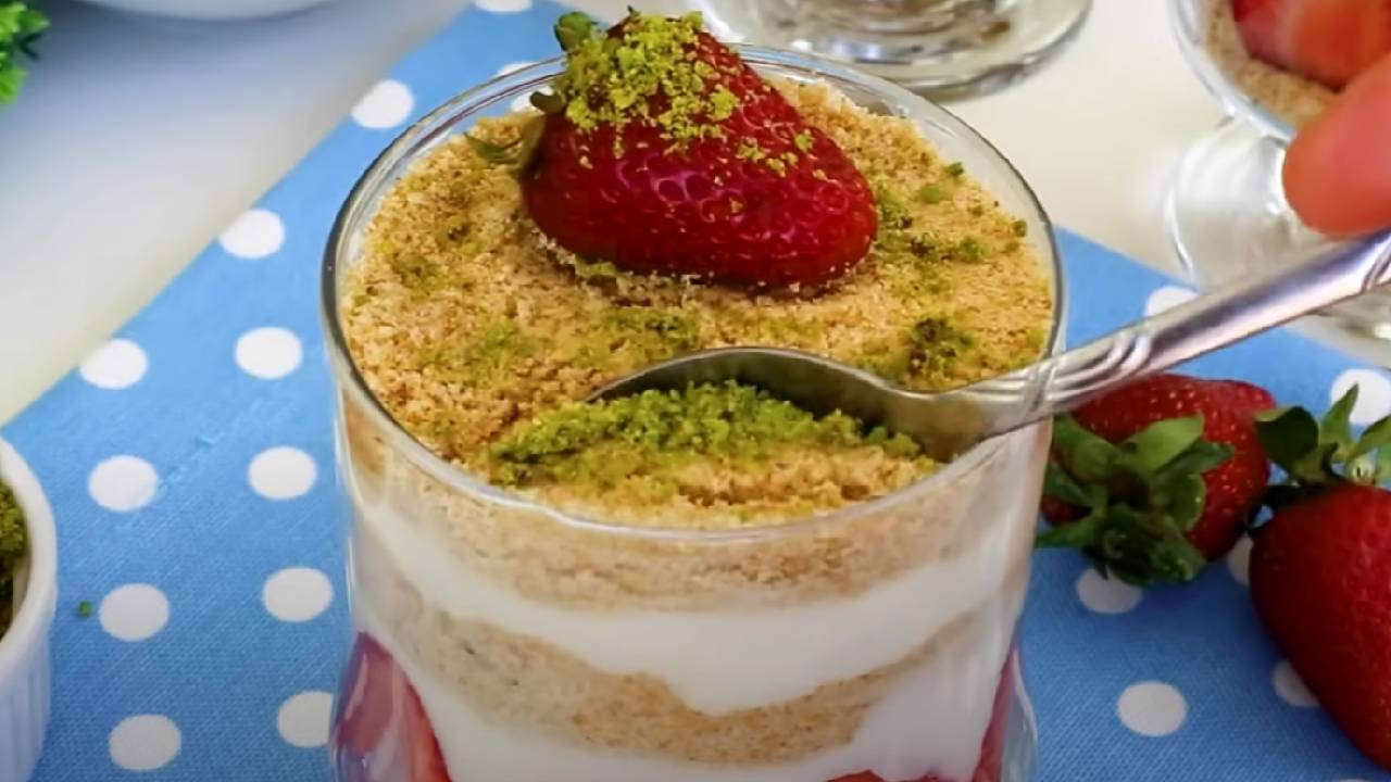 İster çilekli ister muzlu! İşte yumuşacık kıvamlı garantili kupta mangolia tarifi