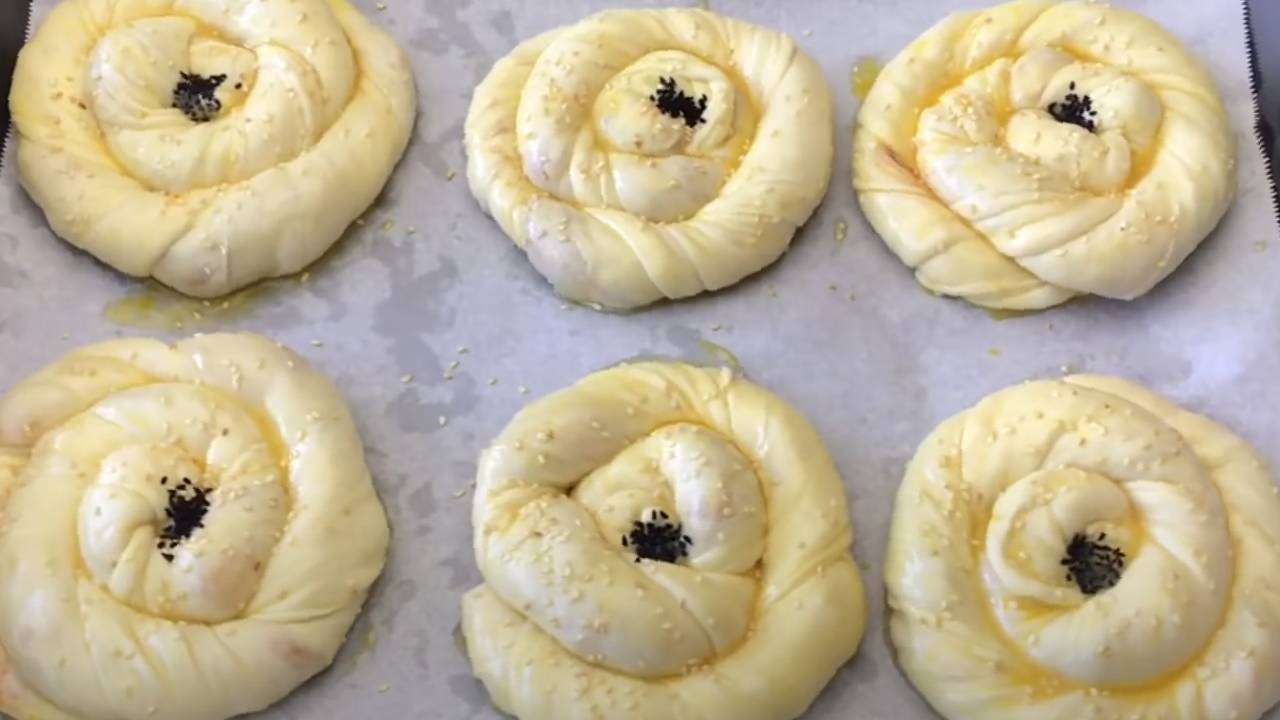 Mayasız hamurdan el açması patatesli gül böreği nasıl yapılır, malzemeleri nelerdir?