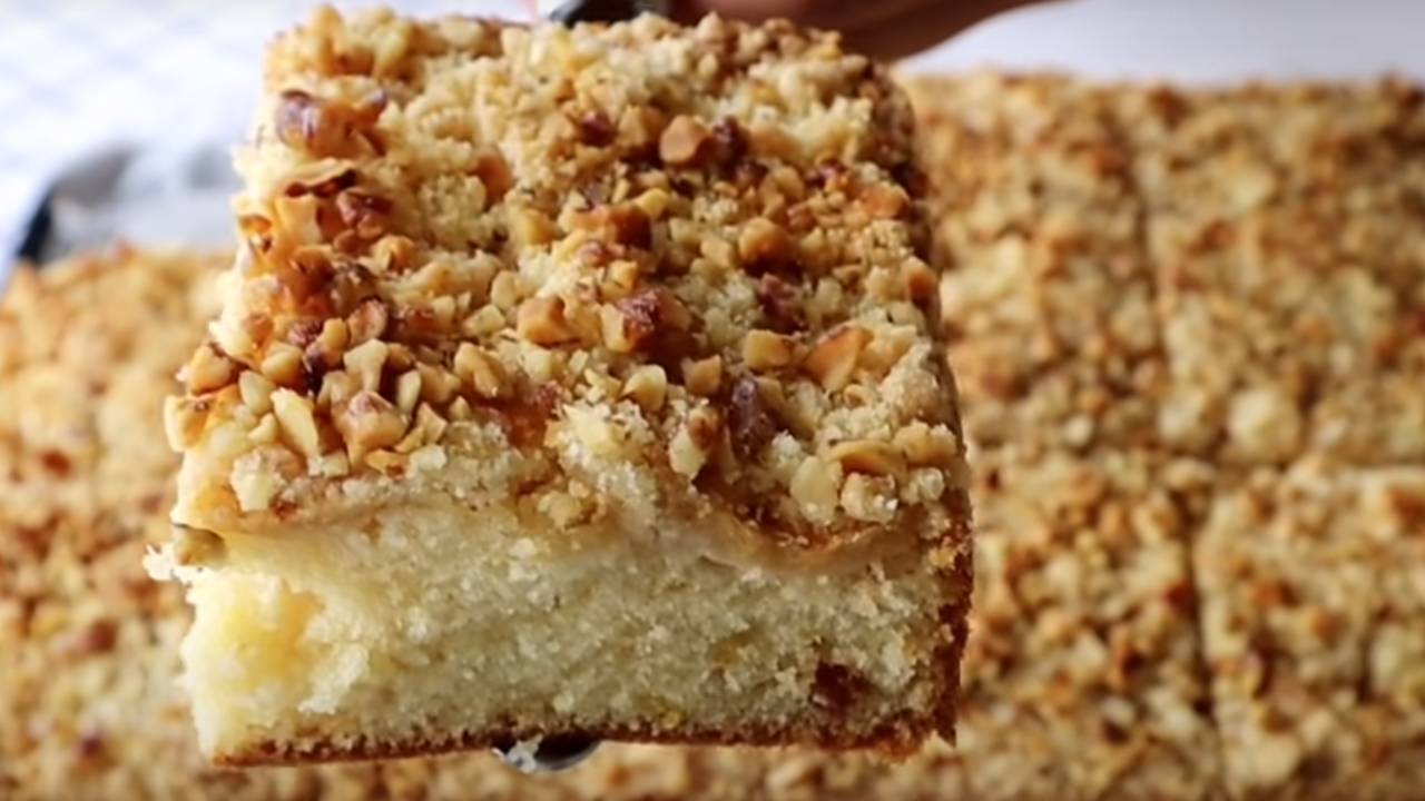 Altı sünger gibi kek, ortası elma dilimi ve üzeri tereyağlı crumble ile tek kelimeyle efsane oluyor!