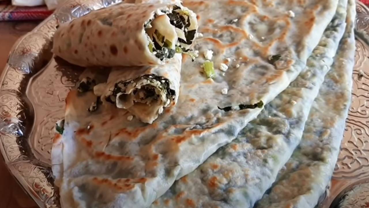 İç harcını pişirmeden yapılıyor, lezzeti ikiye katlıyor! İşte asırlık ıspanaklı el açması gözleme tarifi