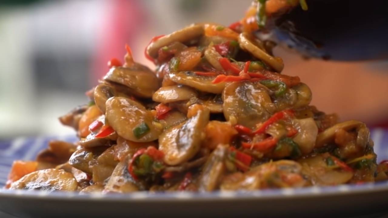 Et yemeklerinin yanında muhteşem oluyor! İşte pratik sebzeli mantar sote tarifi