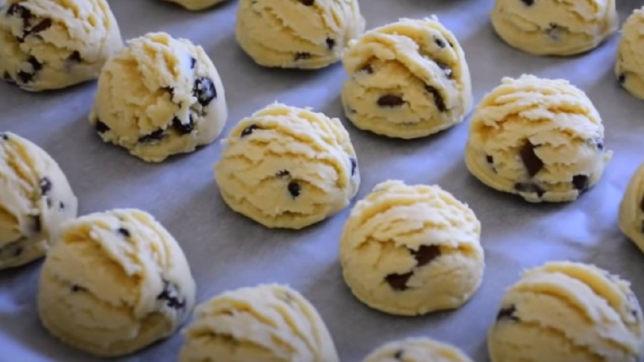 Şekil verme derdi yok, dondurma kaşığınız varsa gerisi kolay! İşte şipşak kurabiye tarifi