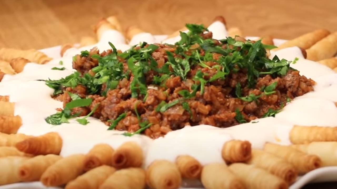 Pipetle yapılan bu mantıya karşı koymak imkansız! Kıymalı sosu ile yemelere doyulmuyor