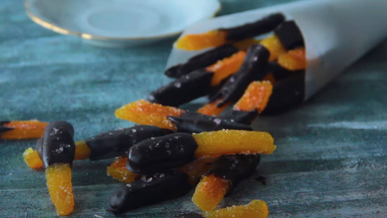 Kafelerde kahvenin yanında ikram edilen portakal çubuklarını evde yapmak çok kolay