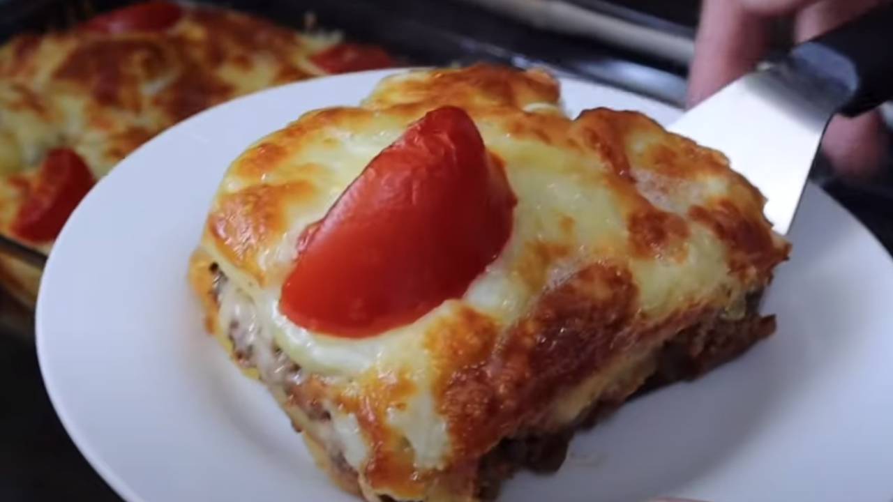 Öyle lezzetli ki, koca tepsi bir anda bitiyor! İşte fırında yapabileceğiniz en lezzetli yemek