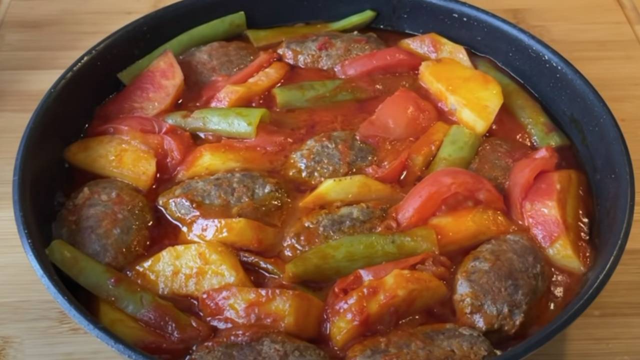Sulu yemek aşıklarına tencerede İzmir köfte tarifi! Daha pratiği yok