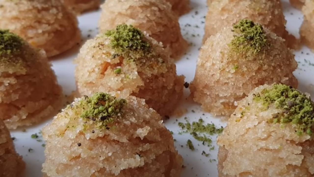 Aromasıyla mest eden portakallı irmik helvası tarifi