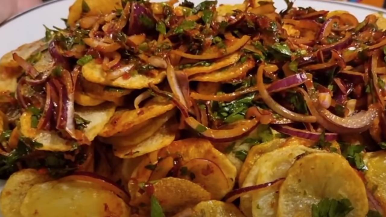 Kızartılmış patatesten yapılan bu lezzet kebapçıların baş mezesi haline geldi! İşte patates piyazı tarifi