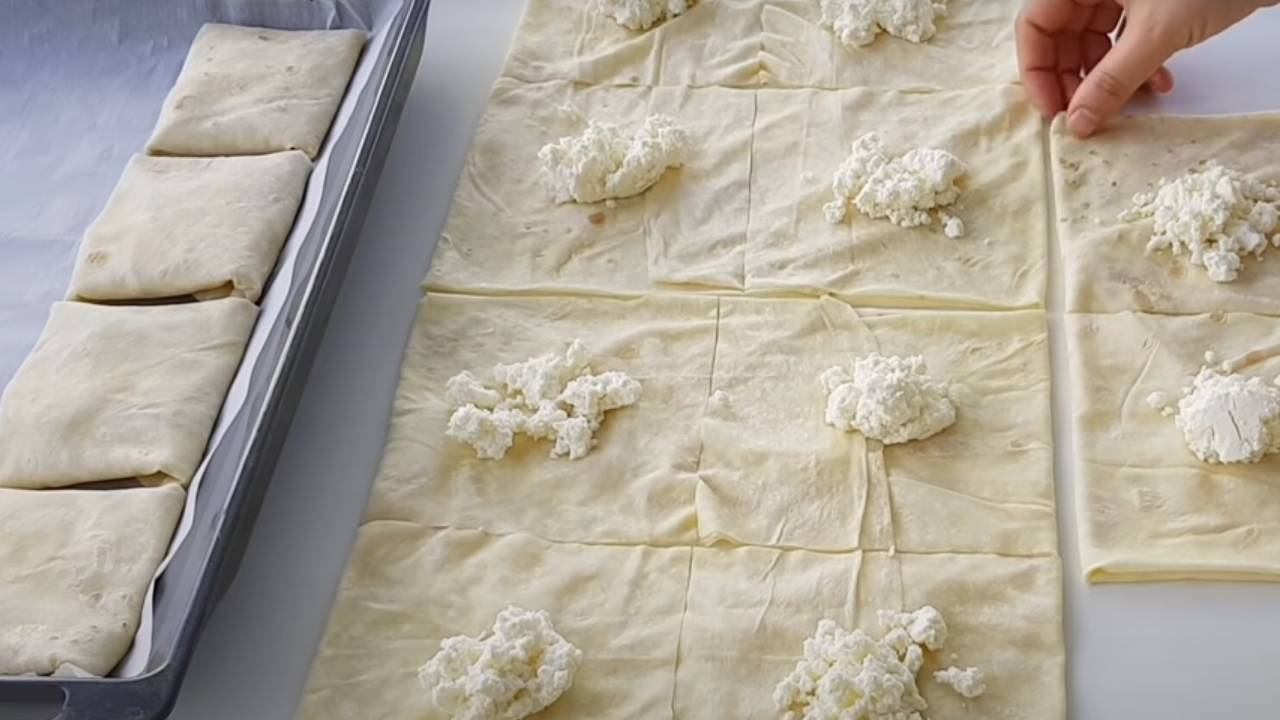 Sosu sayesinde kat kat ayrılan 5 dakikada hazırlayacağınız acil durum böreği