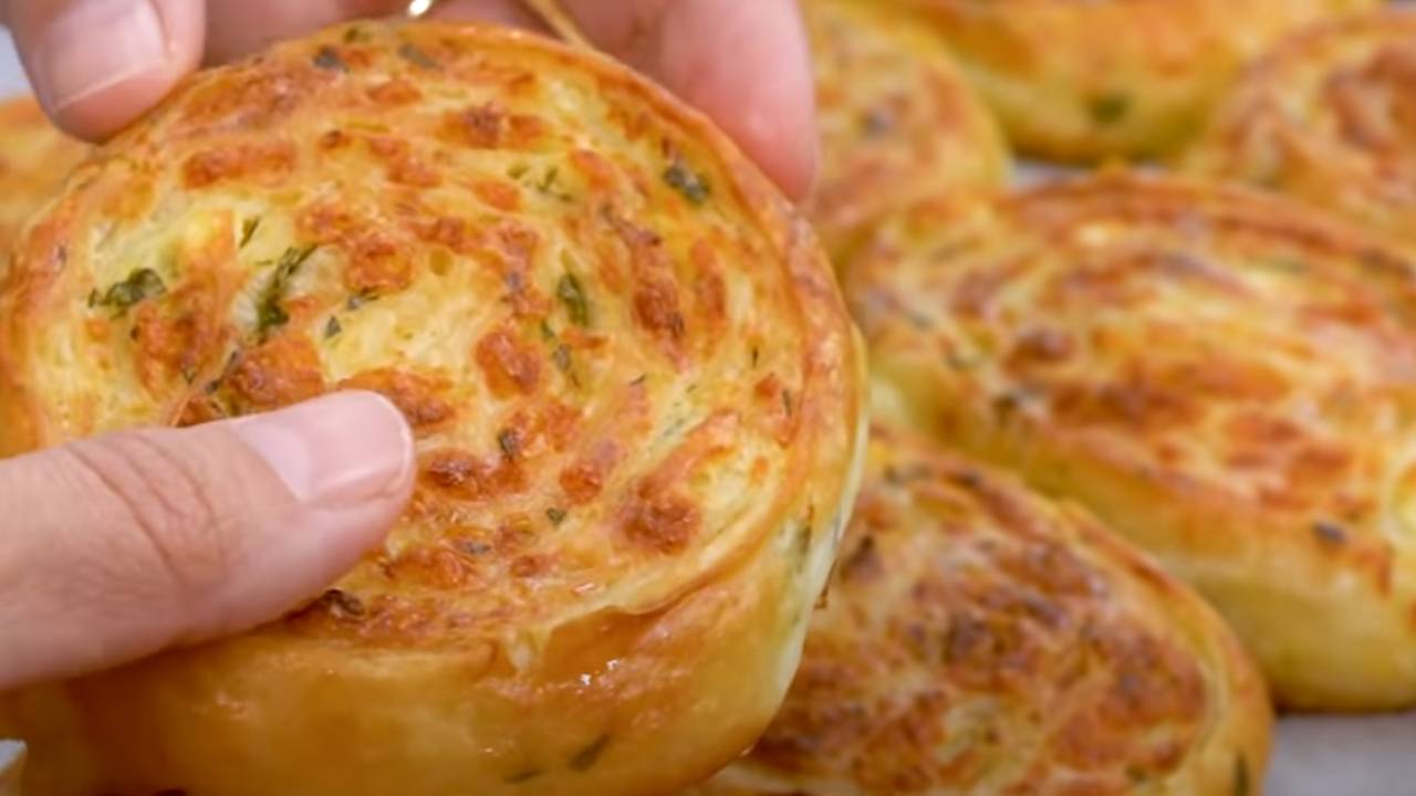 Kokusu sabrınızı zorlayabilir! Özel sosu ile kabarmaya doyamayan bir börek tarifi
